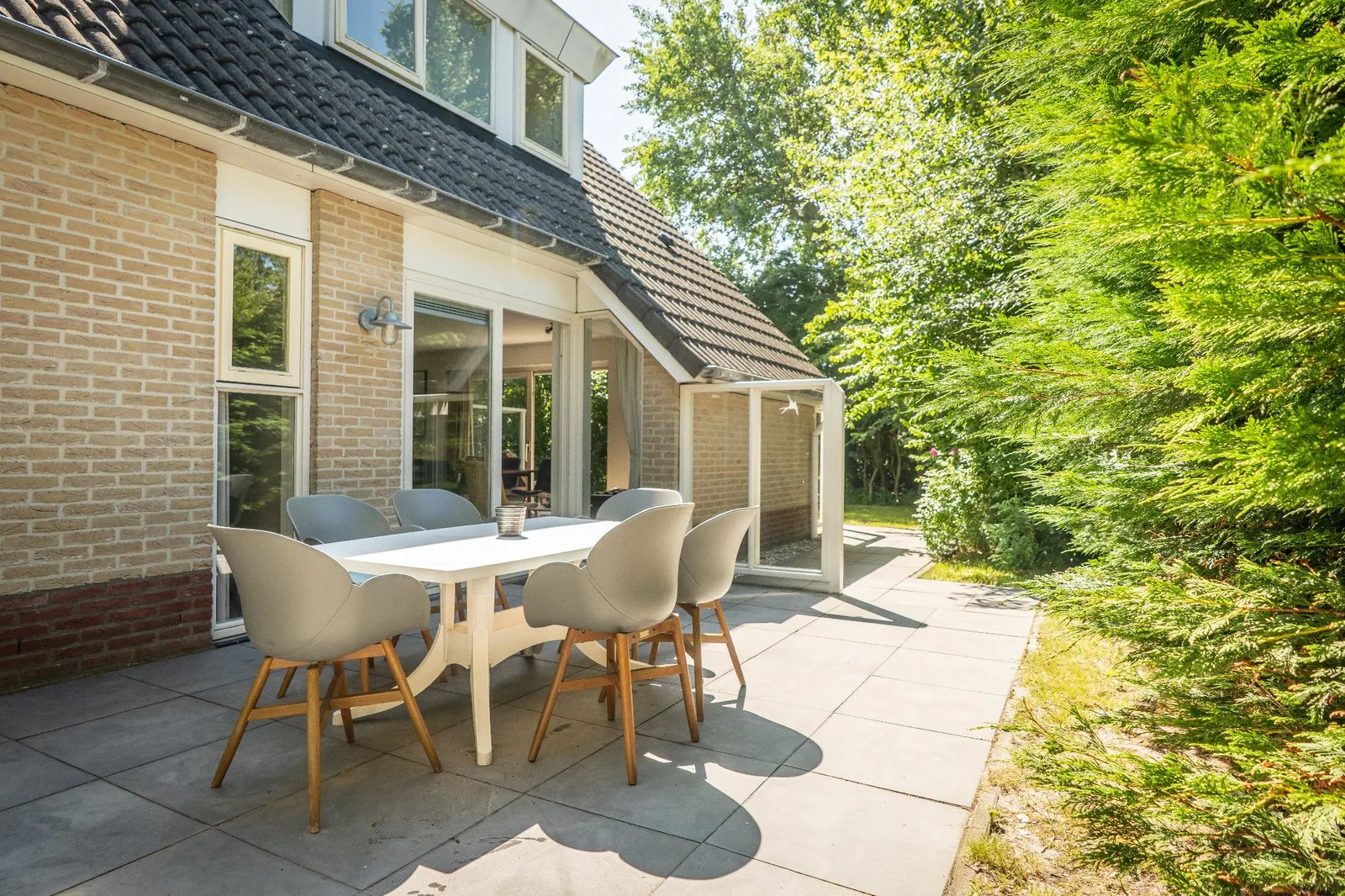 Terras met buitentafel bij Texelborg