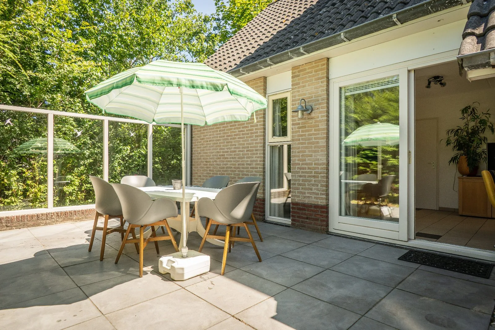 Beschut terras bij de ingang van het vakantiehuis