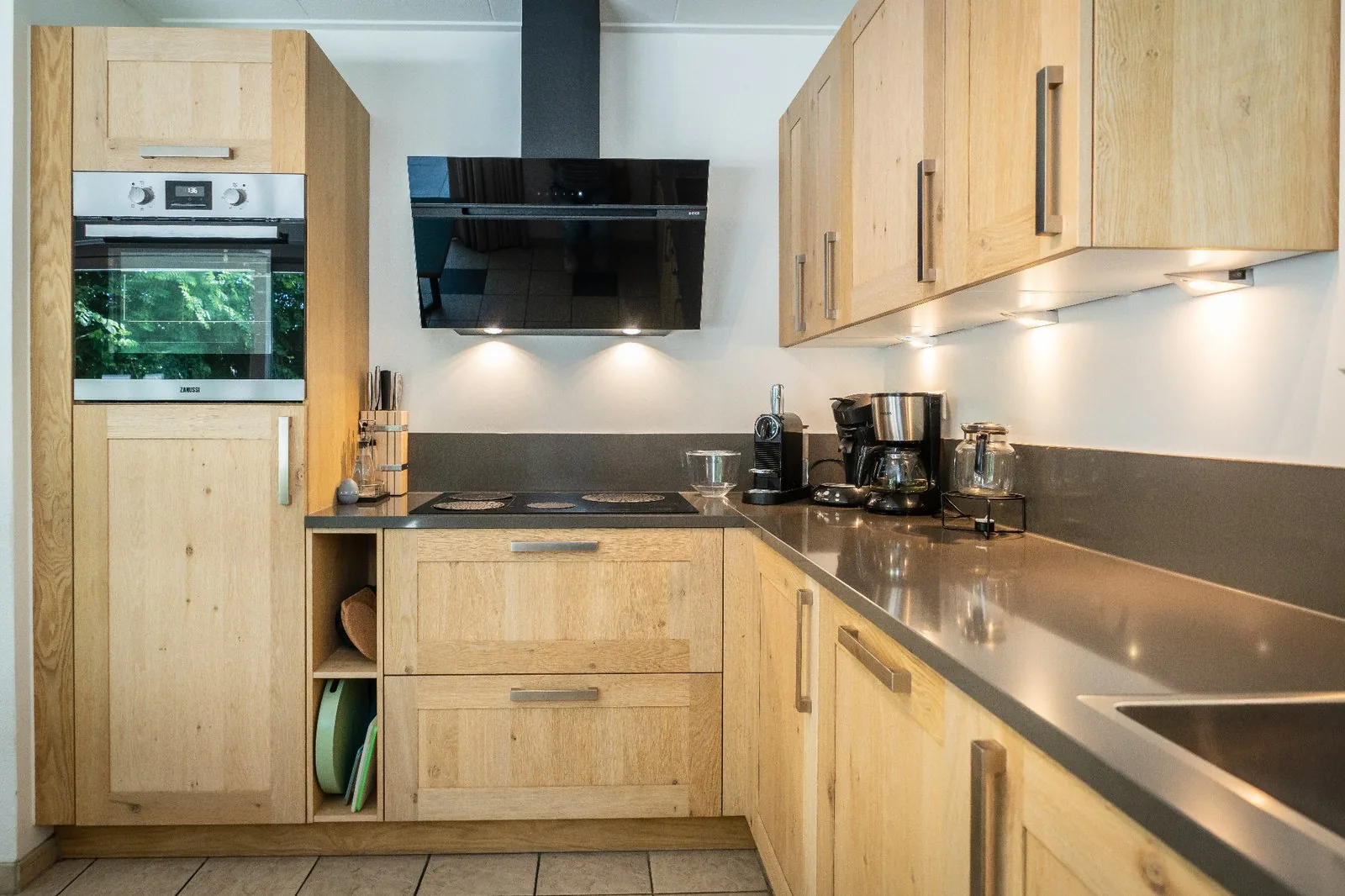 Detail van de keuken met inbouwapparatuur in het vakantiehuis