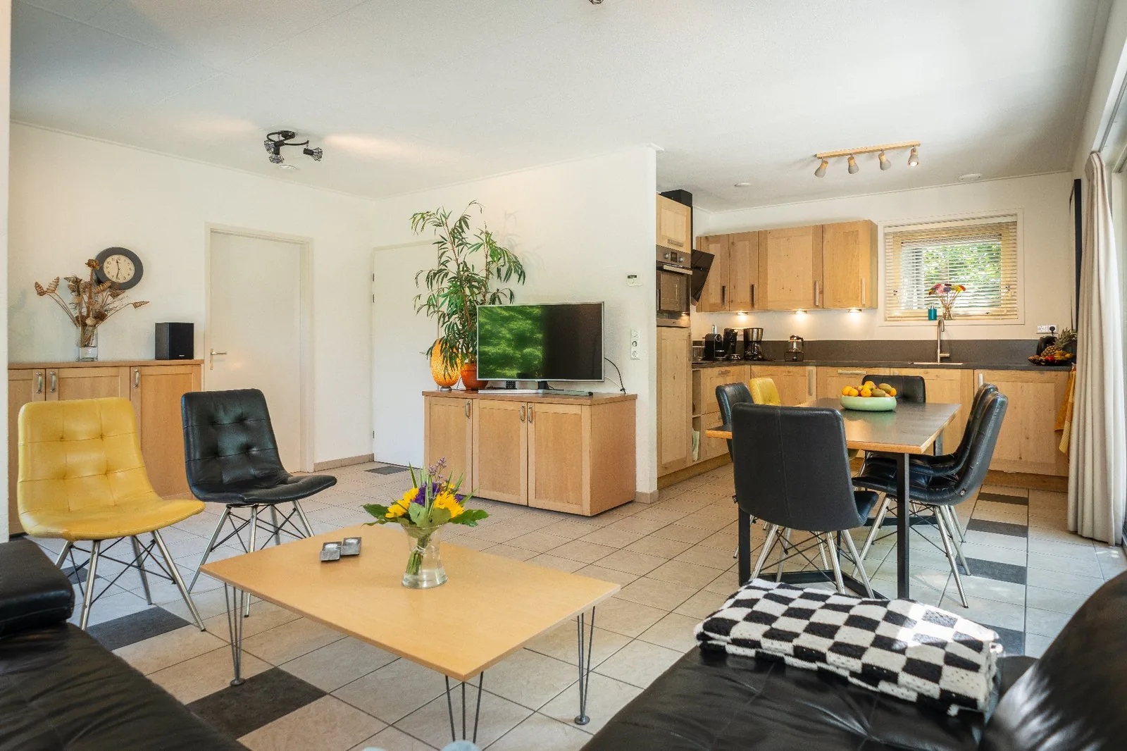 Overzicht van de complete keuken in het vakantiehuis