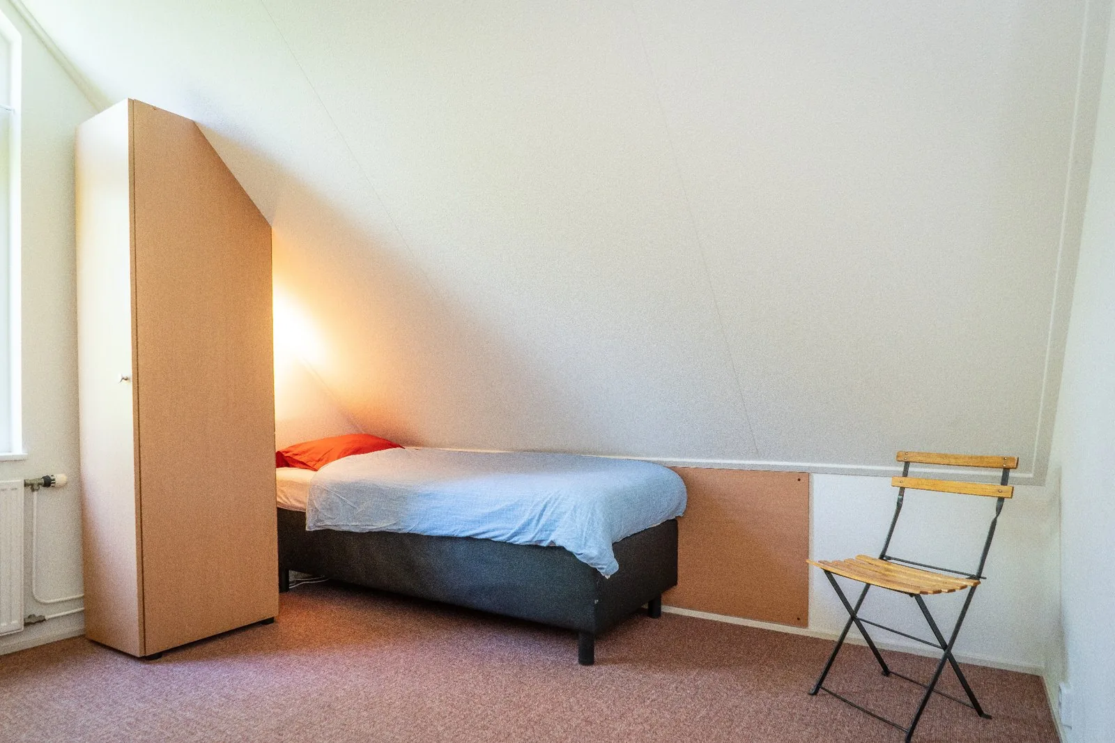 Slaapkamer met eenpersoonsbedden op de eerste verdieping