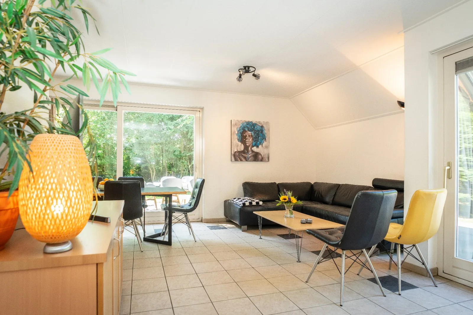 Sfeervolle woonkamer met zithoek in het vakantiehuis
