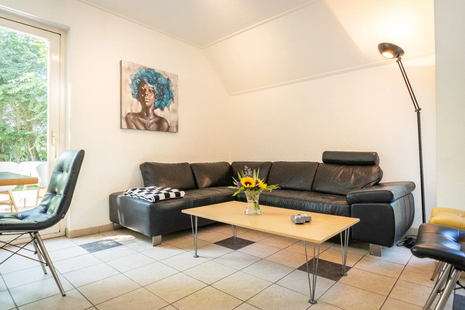 Woonkamer met comfortabele hoekbank in het vakantiehuis